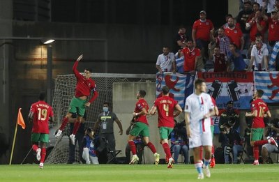 Triunfo de Portugal con un triplete de CR7, que está cerca de un nuevo récord