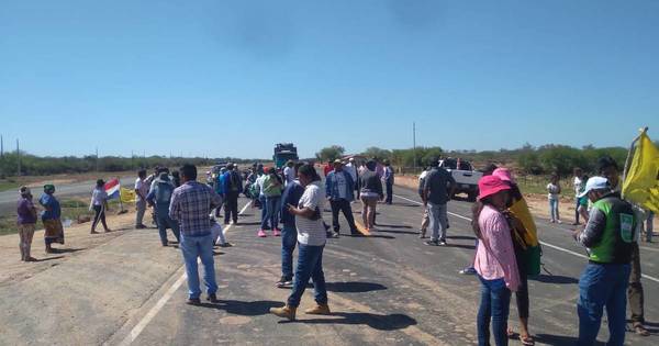 La Nación / Docentes del Chaco se volvieron a movilizar y cerraron la Transchaco por varias horas