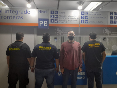 Detienen a extranjero con pasaporte cancelado en el puesto de control migratorio del Puente de la Amistad - ADN Digital
