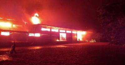 La Nación / Un gran incendio consumió depósito de una yerbatera