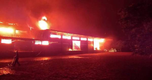 La Nación / Un gran incendio consumió depósito de una yerbatera