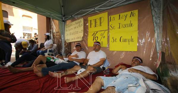 La Nación / Cuatro integrantes de gremios comenzaron huelga de hambre
