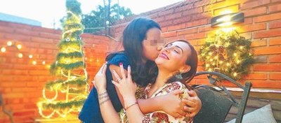 Crónica / DOBLE FESTEJO. ¡Regaló a su doña una Navidad en pleno octubre!