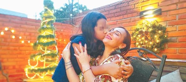 Crónica / DOBLE FESTEJO. ¡Regaló a su doña una Navidad en pleno octubre!
