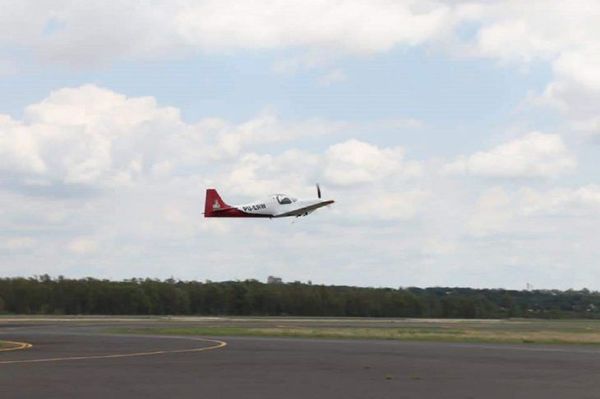Realizan vuelo de exhibición de primera aeronave producida en Paraguay