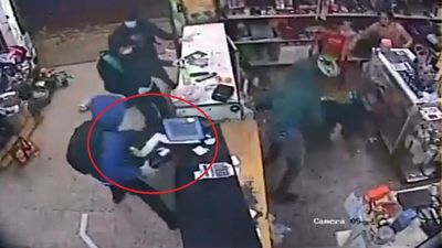 A machetazos asaltan  comercio y hieren al dueño en el cuello
