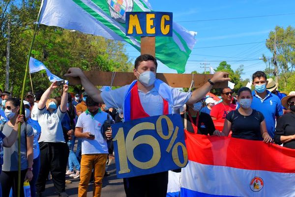 Docentes se “crucifican” para presionar aumento salarial - Nacionales - ABC Color