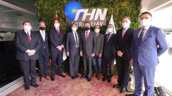Ejecutivo visita industria maquiladora de cableados THN Py en Itauguá