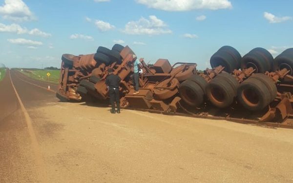 Camión semirremolque con 30 toneladas de trigo vuelca aparatosamente sobre Ruta PY10 - La Clave