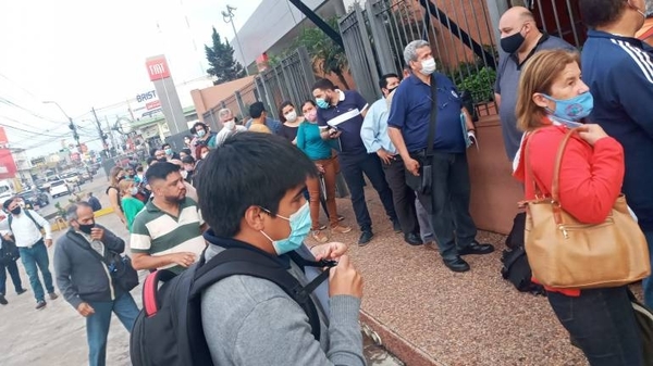 Diario HOY | Escribanos amenazan con cerrar calles por nuevo sistema que ralentiza trámites