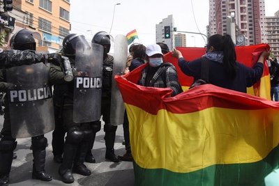 Luis Arce se acerca a su primer año de gobierno con la tensión escalando en las calles y una Bolivia polarizada - .::Agencia IP::.