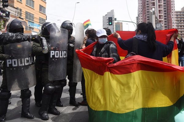 Luis Arce se acerca a su primer año de gobierno con la tensión escalando en las calles y una Bolivia polarizada - .::Agencia IP::.
