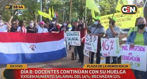 Docentes continúan en paro y suman ocho días de manifestación