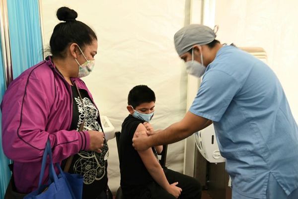 Salud espera unos 5 millones de dosis para inmunizar a niños y aplicar una tercera vacuna - Nacionales - ABC Color