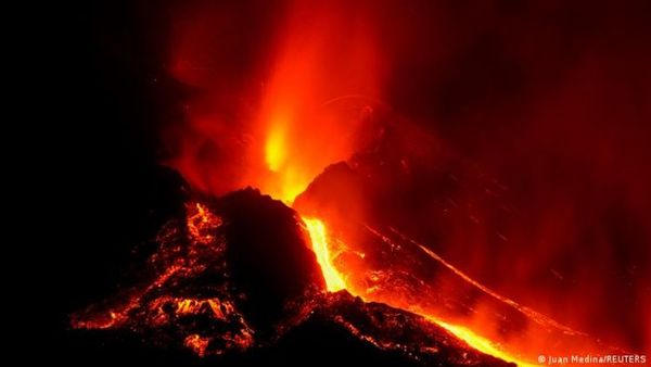 Sigue actividad sísmica en La Palma con lentas coladas de lava del Cumbre Vieja