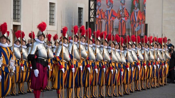 Siguen las renuncias en la Guardia Suiza del Vaticano
