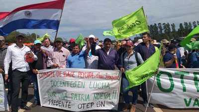Continúa la manifestación de docentes en el departamento de Caaguazú - Noticiero Paraguay