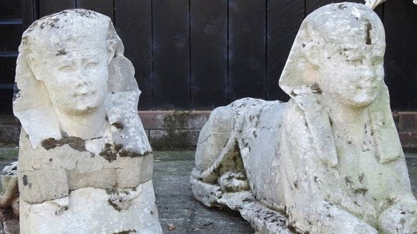 Diario HOY | Familia británica descubre que las dos esculturas de su jardín son esfinges del Antiguo Egipto