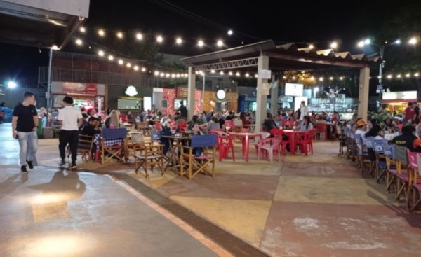 Bares celebran el fin de las restricciones de circulación