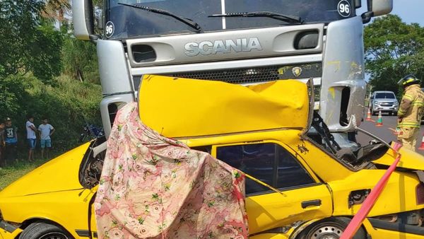 Taxista murió aplastado: camión cayó sobre su vehículo