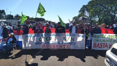 Docentes ya causan molestia a conductores en Caaguazú
