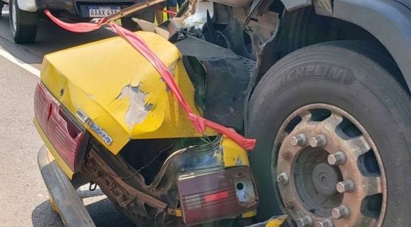 Accidente fatal en Arroyos y Esteros: camión aplasta a un taxista