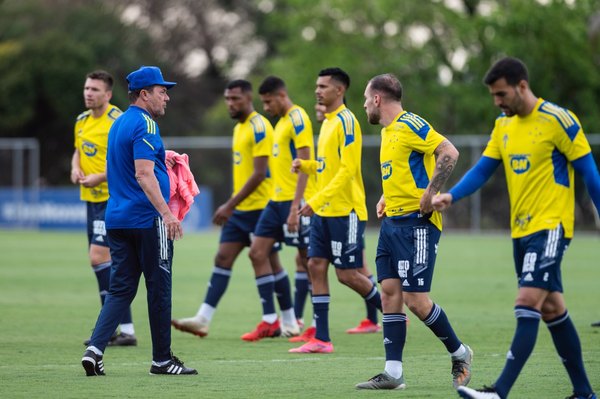 El Cruzeiro de Raúl Cáceres inicia huelga por deudas en salarios y premios