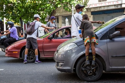 Niños venezolanos, obligados a trabajar en las calles para sobrevivir - MarketData