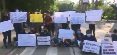 Protestan en FIUNA: postulantes exigen el calendario de exámenes para segunda convocatoria  - Nacionales - ABC Color