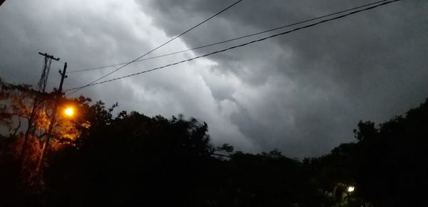 Renuevan alerta por tormentas para cinco departamentos desde esta noche - Nacionales - ABC Color