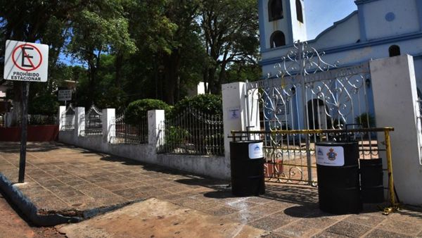 Una festividad de la Virgen de Caacupé con vallas divisorias y centros vacunatorios