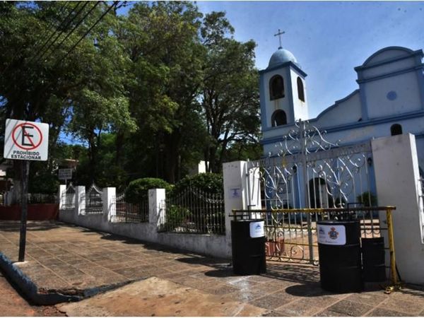 Una festividad de la Virgen de Caacupé con vallas divisorias y centros vacunatorios