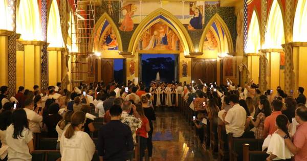 La Nación / En solemne misa, Heraldos del Evangelio coronaron a la Virgen de Fátima