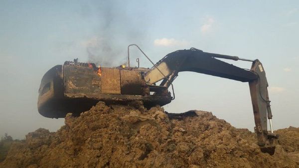 Reportan quema de tractor en San Alfredo - Noticiero Paraguay