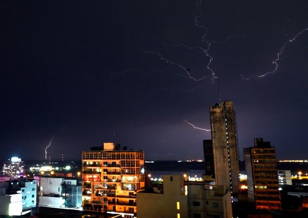 Unas 15.000 viviendas siguen sin electricidad tras la tormenta en Asunción y Central - Nacionales - ABC Color