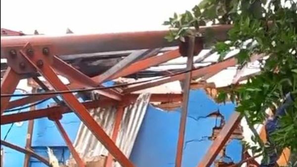 Antena de telefonía cayó sobre una casa