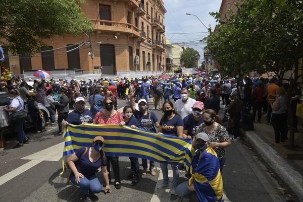 Surgen incidentes en medio de protesta de los docentes - Nacionales - ABC Color