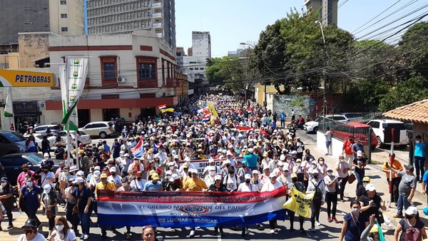 Docentes llevan 10 días de huelga por el reajuste salarial - La Clave