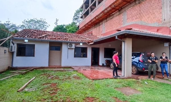 Familia vive momentos de terror, materiales de construcción de edificio fueron arrastrados por temporal sobre vivienda