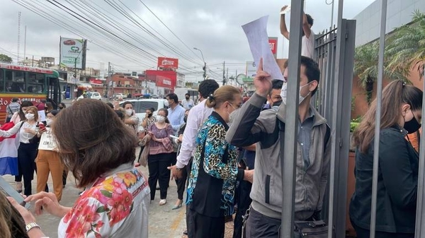 Diario HOY | Escribanos protestan frente a Registro Público en contra de nuevo sistema