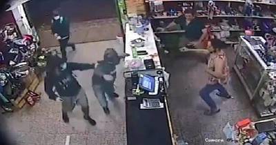 La Nación / Caen dos sospechosos de asalto a machetazos en comercio de Roque Alonso