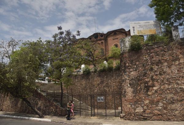 Alertan sobre posible derrumbe de la muralla de la iglesia de la Encarnación - Nacionales - ABC Color