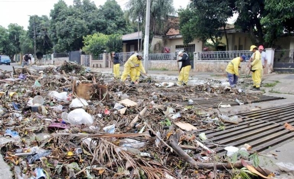 Diario HOY | Tormenta dejó a su paso cúmulo de basuras en sumidero del barrio San Pablo