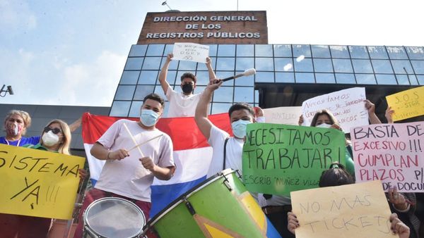 Escribanos protestan por lentitud y burocracia en Registros Públicos