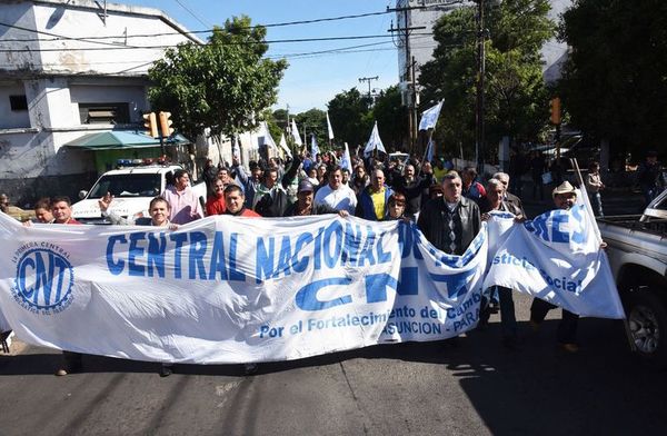 Trabajadores urgen una política del Gobierno que regule precios de la canasta familiar - Nacionales - ABC Color