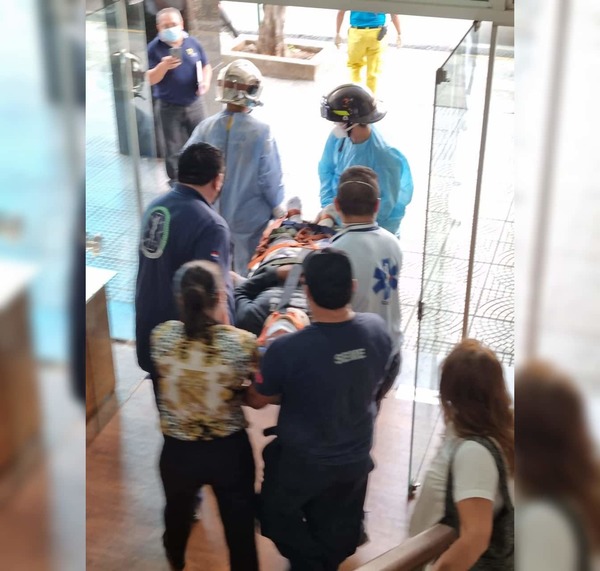 Un hombre cae de una altura de 15 metros del edificio de la Senatur | Ñanduti