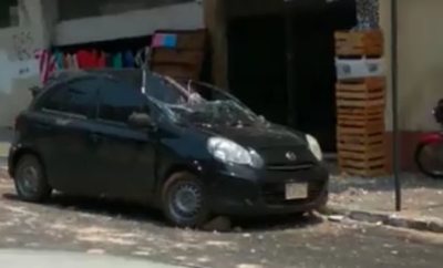 Cae revoque de una pared en pleno centro y destroza un auto estacionado - Nacionales - ABC Color