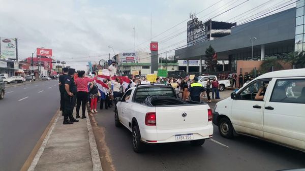 Escribanos y gestores bloquean Eusebio Ayala, contra nuevo sistema en Registros Públicos - Nacionales - ABC Color