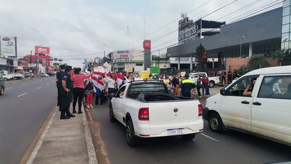 Escribanos y gestores bloquean Eusebio Ayala,  contra nuevo sistema en Registros Públicos - Nacionales - ABC Color