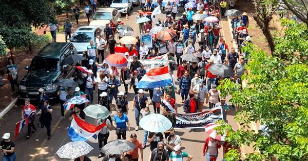 La Nación / Protesta docente llegó hoy al centro comercial de CDE